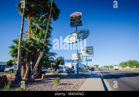 Gila Bend, AZ, Stati Uniti d'America. Space Age Lodge insegna al neon su Post Street. Foto Stock