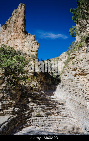 Escursionista scalinata rock formazione su Devil's Hall Trail nel Parco Nazionale delle Montagne Guadalupe in Texas. Foto Stock