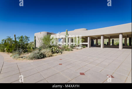 Questo è un grazioso centro visitatori con spettacolari vedute delle montagne e Saguaros diritto dalla sua veranda sul retro. Foto Stock