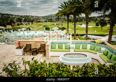 Splendidamente paesaggistici patio all'aperto e i giardini a resort di lusso a Carlsbad, in California. Foto Stock