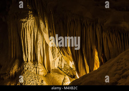 La balena la bocca dei panneggi rock formazione in ingresso naturale di caverne al parco nazionale di Carlsbad Cavern in Nuovo Messico. Foto Stock