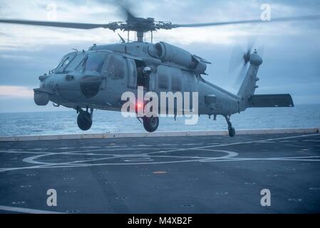 180216-N-GR168-0020 OCEANO ATLANTICO (feb. 16, 2018) un MH-60S Sea Hawk attaccata al mare in elicottero Combat Squadron (HSC) 28 atterra sul ponte di volo del trasporto anfibio dock nave USS New York (LPD 21) dopo il completamento di una routine di trasferimento passeggeri missione. L'Iwo Jima Amphibious Ready Group si imbarca il ventiseiesimo Marine Expeditionary Unit e include New York, l'assalto anfibio nave USS Iwo Jima (LHD 7), il dock landing ship USS Oak Hill (LSD 51), Fleet team chirurgico 8, elicotteri Sea Combat Squadron 28, Tactical Air Control Squadron 22, componenti di spiaggia navale del gruppo 2 e la embar Foto Stock