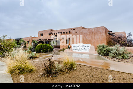 Il centro visitatori al White Sands è anexample di spagnolo pueblo-adobe ("Pueblo-Revival') architettura costruita sul sito da 1936 a 1938. Foto Stock