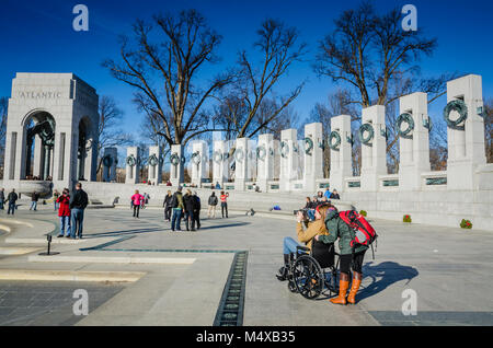 Washington DC, Stati Uniti d'America. Turisti visitano il Memoriale della Seconda Guerra Mondiale per onorare i 16 milioni di euro che hanno servito nelle forze armate degli Stati Uniti Foto Stock