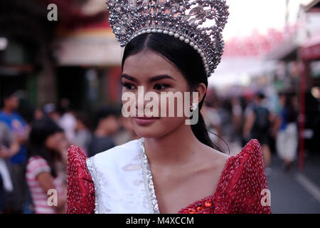 Un giovane filippino regina di bellezza prendendo parte a San Isidro Pahiyas Festival in onore del santo patrono degli agricoltori Sant Isidoro l'operaio nella città di Lucban o Lukban situato ai piedi del monte Banahaw nella provincia di Quezon nelle Filippine Foto Stock