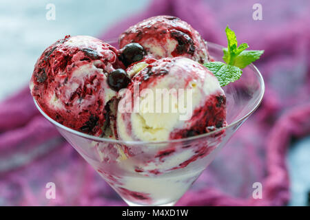 Gelato alla vaniglia con uve secche di Corinto. Foto Stock