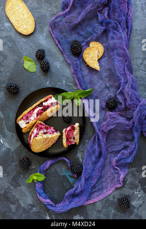Ice Cream Sandwich cookies con blackberry. Foto Stock