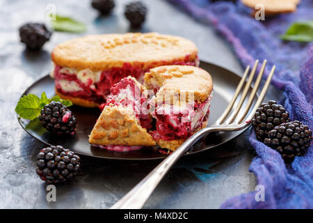 Gelato fatto in casa cookie sandwich con blackberry. Foto Stock