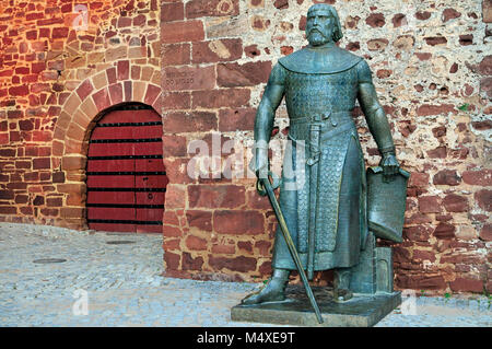 Guerriero della statua di re Dom Sancho 1 all'ingresso del castello medievale di Silves Foto Stock