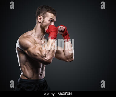 MMA Fighter Preparazione di bendaggi per la formazione. Foto Stock