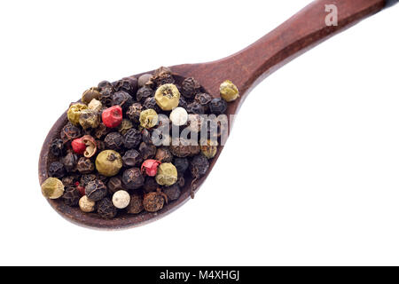 Shichimi pepe in cucchiaio di legno su sfondo bianco,miscela di sette spezie Foto Stock