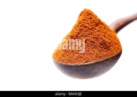 Shichimi pepe in cucchiaio di legno su sfondo bianco,miscela di sette spezie Foto Stock