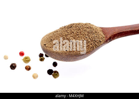 Shichimi pepe in cucchiaio di legno su sfondo bianco,miscela di sette spezie Foto Stock