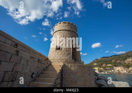 Vista della torre sul mare nella città di Recco , Genova (Genova) Provincia, Liguria, costa mediterranea, Italia Foto Stock