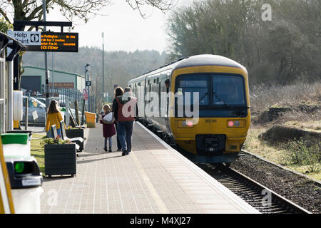 Un Great Western Railway classe 165 treno diesel lasciando Hanborough Station sulla linea di Cotswold, Oxfordshire, Regno Unito Foto Stock