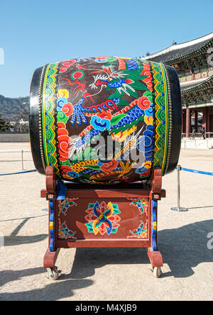 Coreano Tradizionale tamburo denominato 'Buk" presso il Palazzo Gyeongbokgung Foto Stock