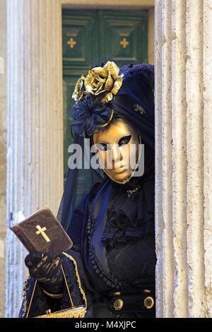 L'imperatrice Elisabetta d'Austria leggendo la Bibbia durante il Carnevale di Venezia (Carnevale di Venezia) a Venezia, Italia Foto Stock