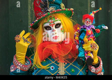 Close-up di una femmina di clown durante il Carnevale di Venezia a Venezia, Italia Foto Stock