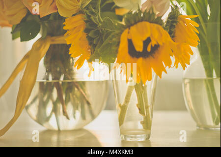 Ancora la vita con una diversa mazzi in vasi. Bouquet nuziale. Compleanno Foto Stock