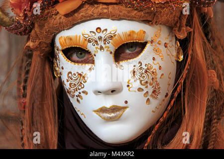 Close-up di una donna che indossa un bel carnevale maschera durante il Carnevale di Venezia (Carnevale di Venezia) a Venezia, Italia Foto Stock