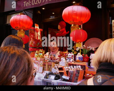 Stallo Street a Londra in Chinatown durante il nuovo anno lunare 2018. Foto Stock