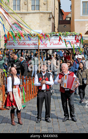 Persone vestite con abiti tradizionali dando concerto al mercato di Pasqua. Piazza della Città Vecchia di Praga, Repubblica Ceca, Europa, Aprile 2017 Foto Stock