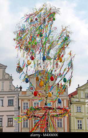 Albero di Pasqua presso la Piazza della Città Vecchia di Praga. Mercato di pasqua, Repubblica Ceca. Foto Stock