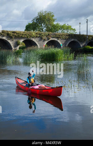 Caneoist sotto il ponte a Goresbridge, fiume Barrow, nella contea di Waterford, Irlanda. Foto Stock