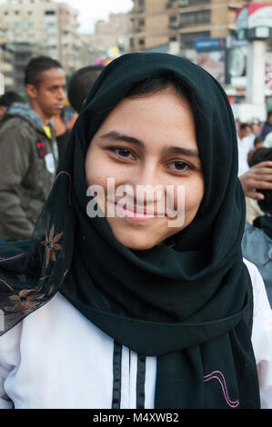 Ritratto di un giovane egiziano donna musulmana che frequentano l'Eid el Adha festival in Mohandiseen, Cairo Foto Stock
