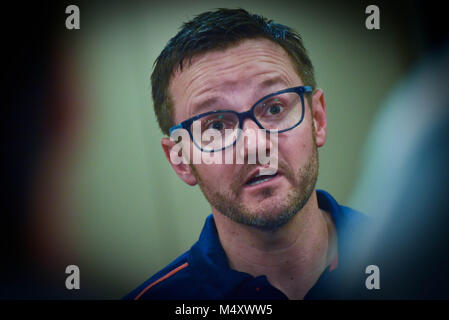 Auckland, Nuova Zelanda. 19 Feb, 2018. Nuova Zelanda Blackcaps allenatore Mike Hansen parla ai media dopo la sua squadra anticipi a T20 finale contro Australia nonostante la perdita in Inghilterra. Credito: Shirley Kwok/Pacific Press/Alamy Live News Foto Stock