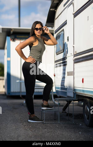 Giovane donna in abito sportivo Foto Stock