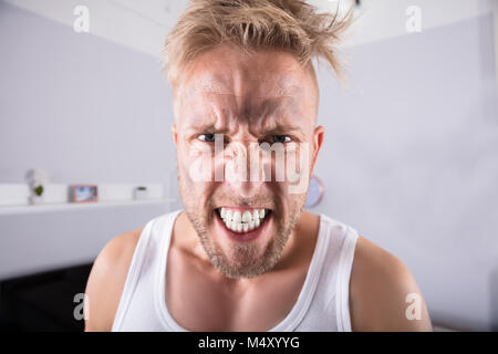 Ritratto di un gridare Iracondo a casa Foto Stock