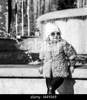 Riscoprire le cose a tutti l amore di Milano. moderna bambino in Milano, Italia Cercando la distanza Foto Stock