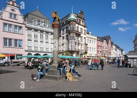 La vita della città al mercato principale, market cross, Trier, Renania-Palatinato, Germania, Europa Foto Stock