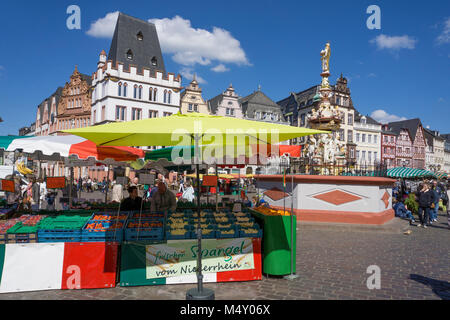 Stallo vegetale vende asparago (Asparagus officinalis) presso il principale mercato, Trier, Renania-Palatinato, Germania, Europa Foto Stock