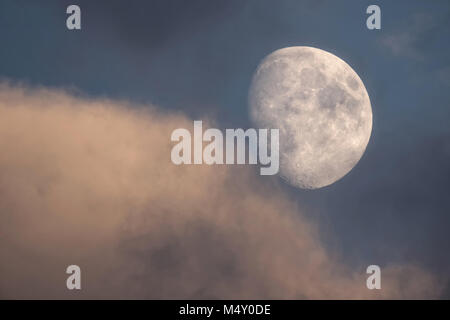 Waxing gibbous con le nuvole di sera Foto Stock