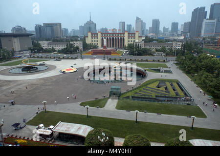 Urban elevato angolo vista di Piazza Tianfu a Chengdu Sichuan. La piazza più grande nel sud-ovest della Cina, Asia. Paesaggio nella città cinese con la moderna sede, Foto Stock