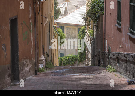 Svuotare la vecchia strada nella città di Genova Foto Stock