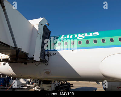 Air Lingus aereo passeggeri di caricamento Foto Stock