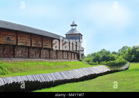 Baturyn Cittadella con il fosso di protezione. Antica architettura slava della fortezza Foto Stock