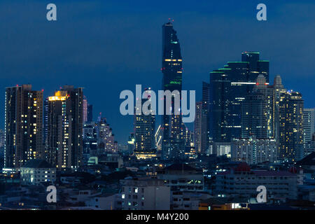 Lo skyline di Bangkok da Sathupradit Road di Bangkok. In centro la nuova torre di più alto di BKK, MahaNakhon. (Ole Scheeren) Foto Stock