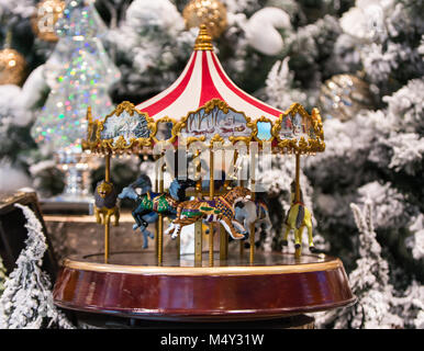 Decorazione di Natale Giostra cavalli, regali di Natale sul tavolo di legno. Foto Stock