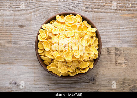 Cereali in un vaso di argilla. La colazione del mattino. Foto Stock