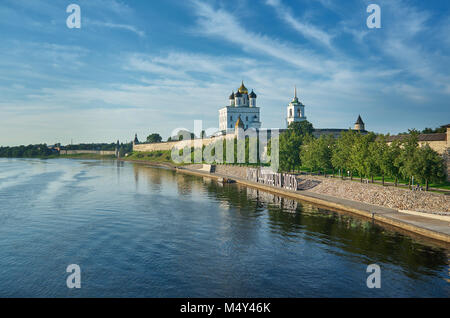 Antica Pskov Cremlino sul fiume Velikaya Foto Stock