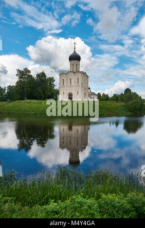 Chiesa della Santa Vergine sul fiume Nerl. Foto Stock