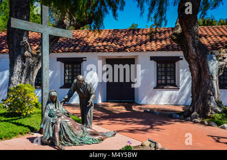 La scultura di Gesù e del Calvario Croce alla Basilica della Missione di San Diego de Alcalá a San Diego, CA. Foto Stock