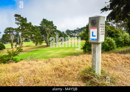 Lincoln Highway Western Terminus signpost, uno 3.000 marcatori in calcestruzzo, che hanno segnato l'America la prima autostrada transcontinentale. San Francisco, CA, Stati Uniti d'America Foto Stock