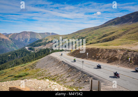 Motocicli touring su strada a Loveland passare in mezzo a montagne rocciose in Colorado, Stati Uniti d'America. Foto Stock