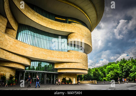 Nuvole temporalesche surround Museo Nazionale degli indiani americani in Washington, DC, Stati Uniti d'America. Foto Stock