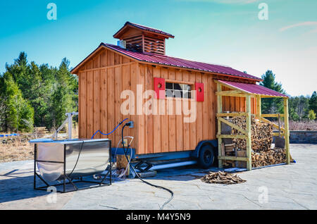 Zucchero Mobile shack su ruote con red maple leaf persiane e un acciaio inossidabile evaporatore insieme all'esterno. Foto Stock